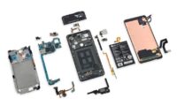 Googlen Pixel 2 XL -älypuhelin iFixitin purettavana