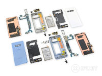 Samsungin Galaxy S10 ja S10e iFixitin purettavina