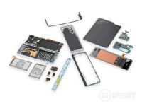 Samsungin Galaxy Fold iFixitin purkupöydällä