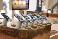 iPhonet ja Galaxy A -sarjalaiset vahvoilla operaattorien vuoden myydyimpien listoilla