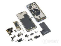 Applen uusi iPhone 13 Pro iFixitin purkukäsittelyssä