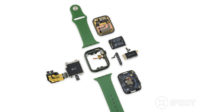 Apple Watch Series 7 iFixitin purkukäsittelyssä