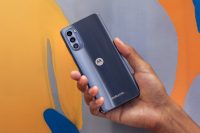 Motorola esitteli edullisen Moto g52 -älypuhelimen 6,6-tuumaisella OLED-näytöllä