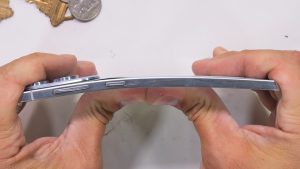 Samsungin ultraohut Galaxy S25 Edge JerryRigEverythingin piinapenkissä