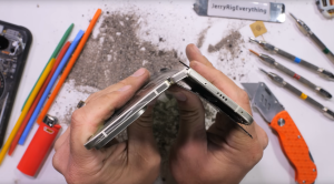 Pixel 10 Pro Fold katkesi ja syttyi palamaan JerryRigEverythingin videolla