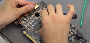 Brasilialaismodaaja korjasi GeForce RTX 5070 Ti:n Radeon RX 580:n piirilevyä hyödyntäen