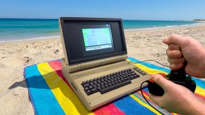 Harrastaja teki aikalaisensa näköisen Portable 64 -kannettavan C64-emulaattorista